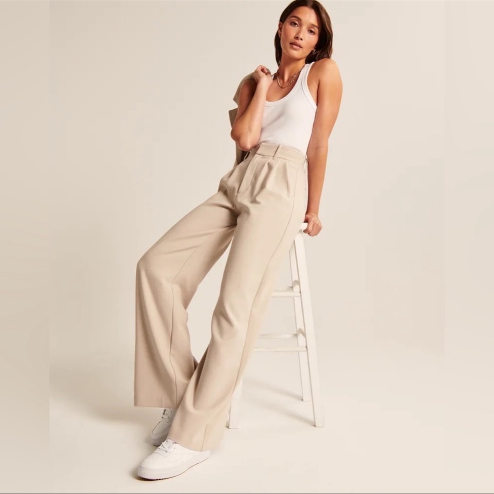 Abercrombie & Fitch A&F Sloane Wide Leg Tailored
Pant in Beige - Size XS